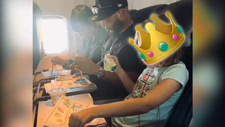 La fotografía viral de una pareja junto a una niña que viajaba sola nos muestra que no cuesta nada ser amable y empático