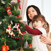 Decorar el árbol de Navidad será uno de los recuerdos más bonitos de la infancia de tus hijos