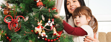 Decorar el árbol de Navidad será uno de los recuerdos más bonitos de la infancia de tus hijos