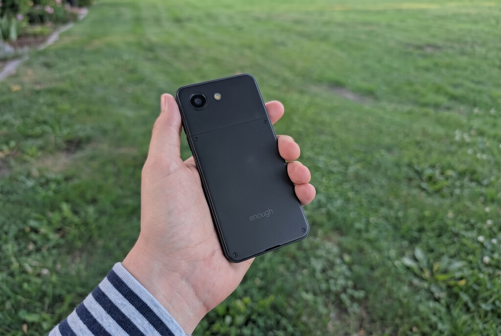 Buscan 20.000 personas para que este móvil compacto exista: Enough Phone promete 5,3 pulgadas y una batería que puedes cambiar