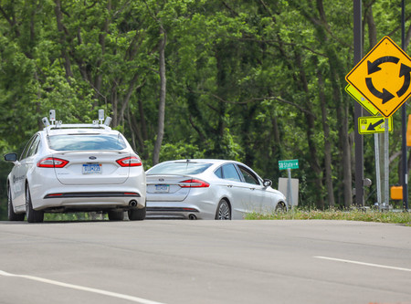 Ford convencional con el Ford Fusion detrás