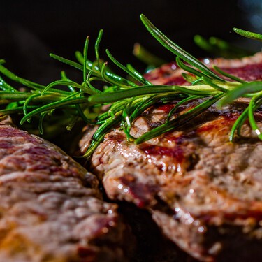 Esta plancha de asar cuesta menos de 40 euros y es ideal para quienes no pueden tener una barbacoa en casa