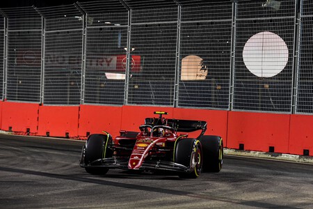 Carlos Sainz manda en el regreso de la F1 a Singapur con problemas para Max Verstappen y Charles Leclerc