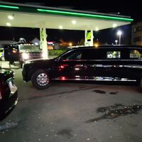 EEUU se luce en la COP26: Joe Biden aparece con 'La Bestia', un séquito de coches al estilo Trump, y para a echar gasolina en una BP