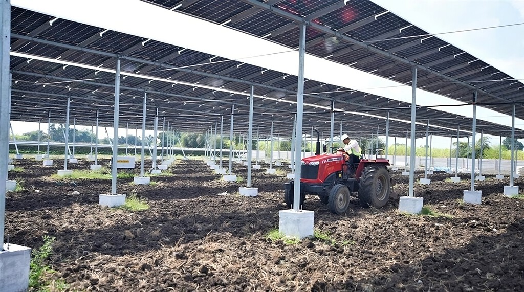 India necesita más cultivos y energía solar que ningún otro país. Así que está instalando los paneles solares en altura