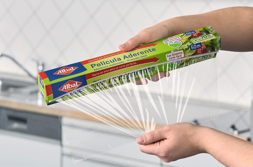 El papel film y el de aluminio acaban de quedar obsoletos: este invento además de proteger indica si la comida está en buenas condiciones 