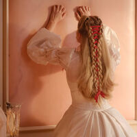 'Cumbres borrascosas' utiliza la piel real de Margot Robbie para lo que nadie la había usado antes: forrar una habitación