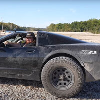 ¡Apocalíptico! Alguien ha tenido la loca idea de convertir un Corvette C5 en todoterreno y así se lo pasa en este vídeo