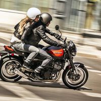 Prohibido llevar un hombre de paquete en moto. La radical medida de una ciudad para "dar tranquilidad a las mujeres"