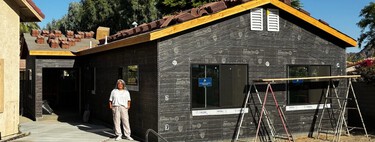 Tras no encontrar residencias, se construyen una casa de 100 metros cuadrados en el jardín para su madre 