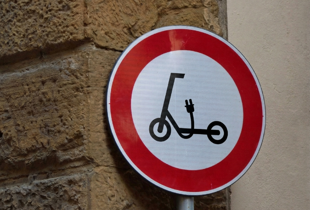 La DGT tiene una nueva señal para prohibir patinetes en cualquier calle: Gijón ya está estudiando en instalarla