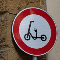 La DGT tiene una nueva señal para prohibir patinetes en cualquier calle: Gijón ya está estudiando en instalarla