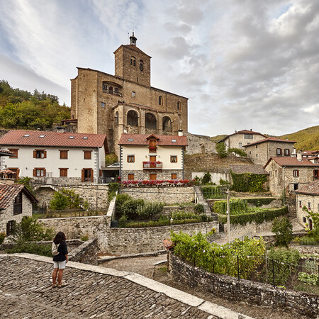 Roncal Dominado Por La Iglesia Parroquial De San Esteban C Turismo Valle Del Roncal