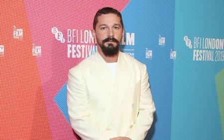 Shia LaBeouf va contra las tendencias y adopta un look en blanco que falla en la alfombra roja