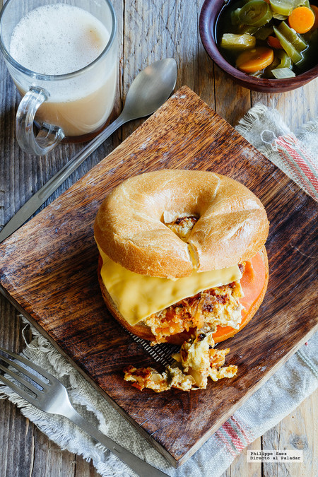 Bagel de huevos a la mexicana con queso. Receta para el desayuno