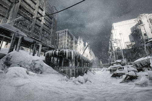 rua com neve, céu preto e prédios destruídos. Créditos: banco de imagens