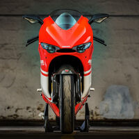Hacer una moto en 2006 y que parezca de 2026 solo lo podía hacer una marca. Esta Ducati era tan compleja hace 20 años que fabricaban solo una por día