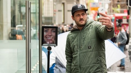 Lo último en las colas de la Apple Store: poner un robot que te guarde el sitio