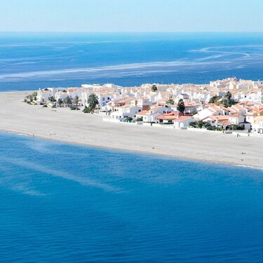 Un paseo marítimo en un acantilado sobre el mar, pescaíto rebozado y calas de aguas turquesas: el pueblo pesquero de Granada para desconectar todo el año