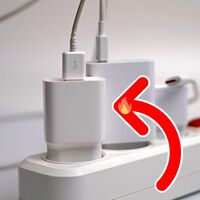 Por qué se calienta el cargador del móvil y cuál es la mejor forma de solucionarlo