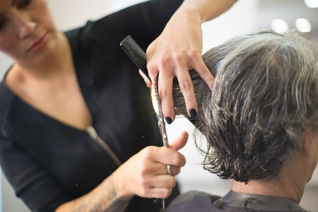 Una peluquera recibe 30.000 euros de indemnización tras ser despedida por bajo rendimiento 5 días después de cogerse una baja médica