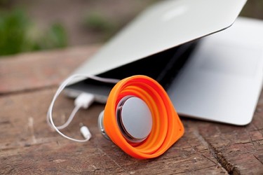 Da un toque flúor a tu mesa de trabajo con el altavoz SSSSSpeaker de Aiia