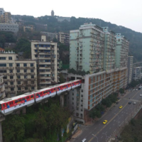China insólita: el tren que atraviesa un edificio de 19 pisos