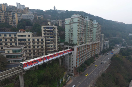 China insólita: el tren que atraviesa un edificio de 19 pisos