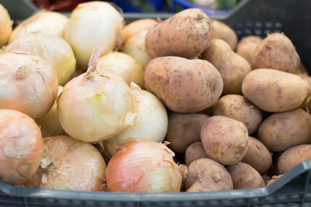 Por qué nunca deben estar las patatas y las cebollas juntas en el mismo cajón