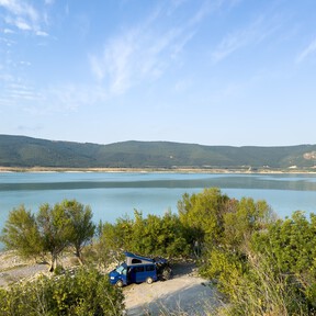 El embalse de Navarra que hay que visitar sí o sí: senderismo sin masificación, agua turquesa y calzadas romanas