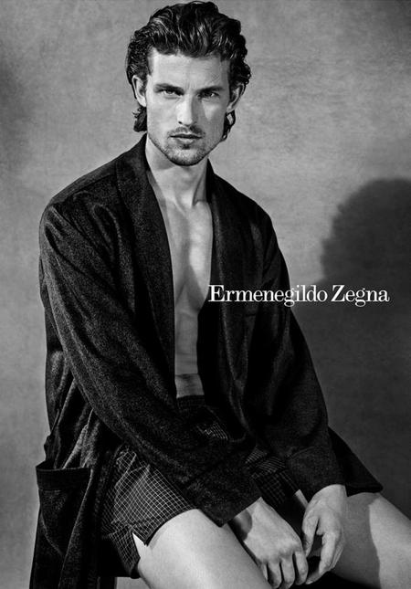 Wouter Peelen se faja los calzoncillos en la campaña 'underwear' de Ermenegildo Zegna