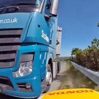 Suerte extrema nivel: ir demasiado rápido para frenar y no comerse un camión por milímetros