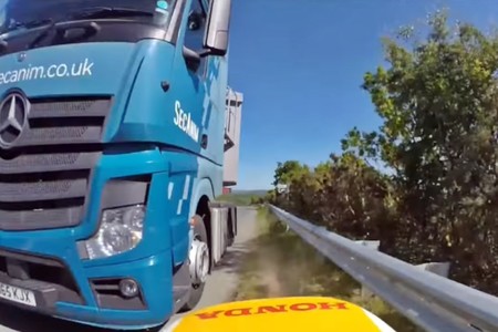 Suerte extrema nivel: ir demasiado rápido para frenar y no comerse un camión por milímetros