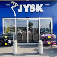 JYSK liquida a mitad de precio la mesa de escritorio moderna, fácil de montar y firme para trabajar mejor 