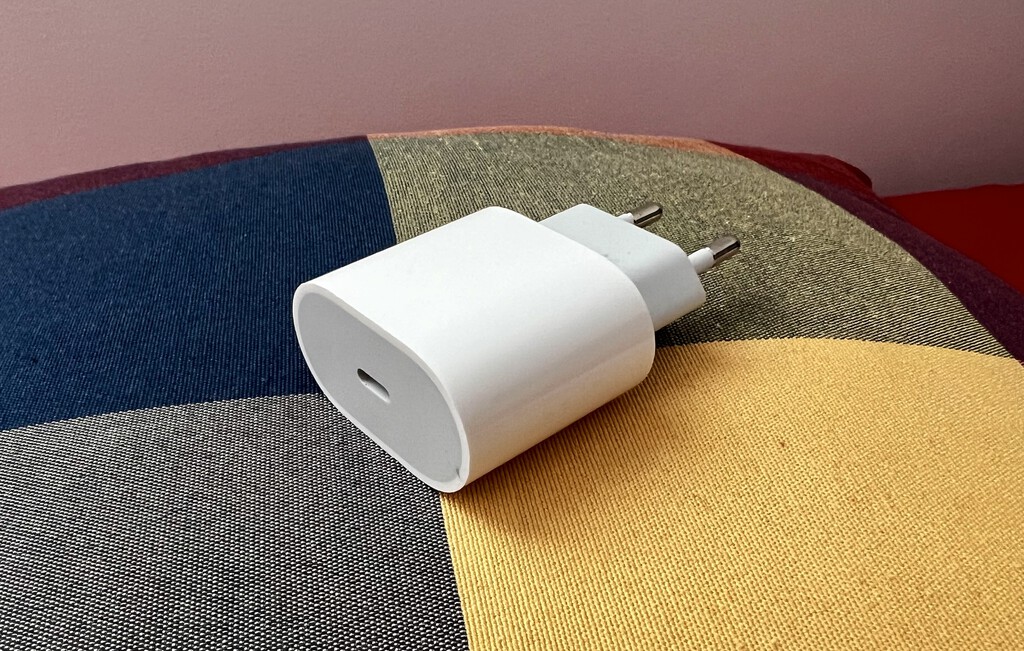 El cargador USB-C del iPhone 15 ya está en las cajas: Apple está formando a personal para las primeras reservas 