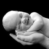 Bebés que sonríen al nacer: la sonrisa angelical