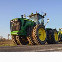 Adelantar con línea continua a tractores. Esto es lo que dice la DGT al respecto