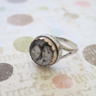 Un anillo con la foto del bebé