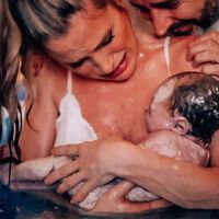 Verdeliss dio a luz a su octava hija que nació enmantillada en un parto velado 