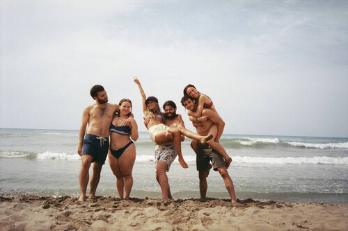 Con un episodio de 'Toda la verdad de mis mentiras' he tenido suficiente. La comedia romántica de Netflix es formulaica, pero este grupo de amigos se hace querer 