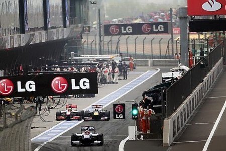 Lewis Hamilton en paralelo con Sebastian Vettel por el carril lento del pit-lane (maniobra ilegal)