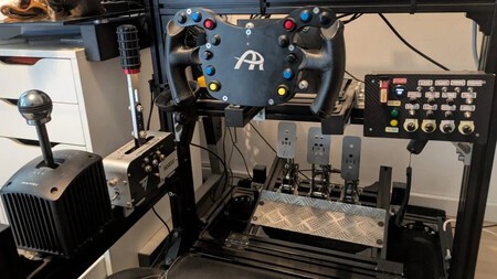 Aqui está um vislumbre do cockpit sobre o qual este artigo trata. Ele mistura equipamentos novos e usados ​​de várias marcas... com um painel de controle artesanal projetado por um amigo. © Johann Leblanc
