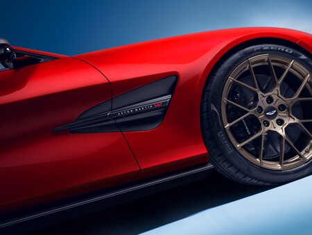 Aston Martin Vanquish 2024