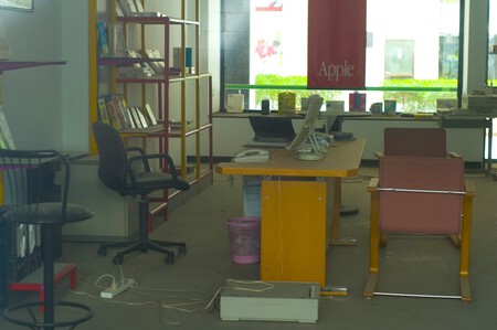 Una verdadera cápsula del tiempo: esta Apple Store abandonada en Kuwait está llena de productos y merchandising de mediados de los 90