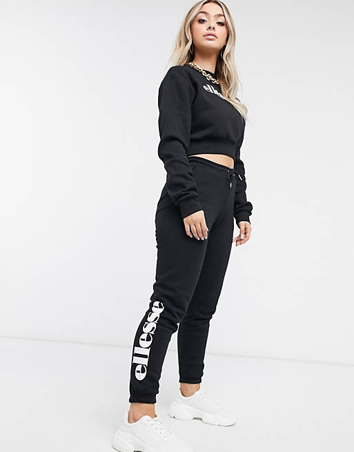 Conjunto de joggers y jersey corto negro en color negro de ellesse