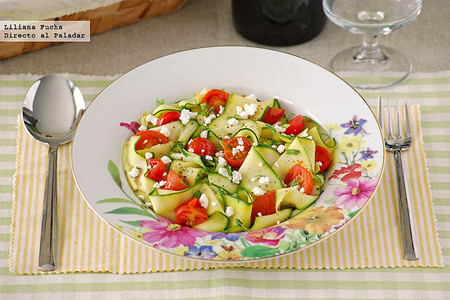 Falsos pappardelle de calabacín con tomatitos salteados y queso de cabra. Receta