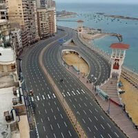 Alejandría estrena la carretera del infierno: 10 carriles en plena ciudad y sobre la playa "para acabar con los atascos"