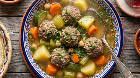 Cómo hacer caldo de albóndigas con la receta y consejos de la chef Eva Quinanilla 