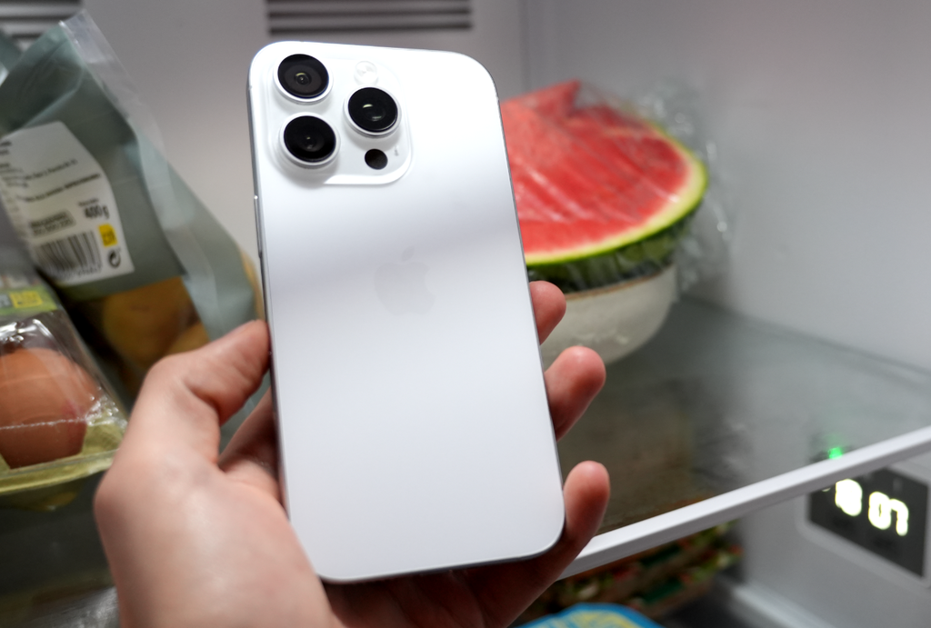 Se ha puesto de moda meter el iPhone en la nevera: la peligrosa tendencia que esconde un problema que muchos sufrimos