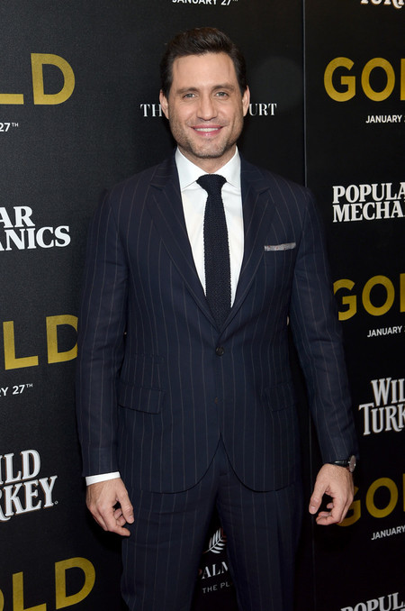 Edgar Ramírez rescata el look ejecutivo y lo vuelve cool en la premiere de 'Gold'